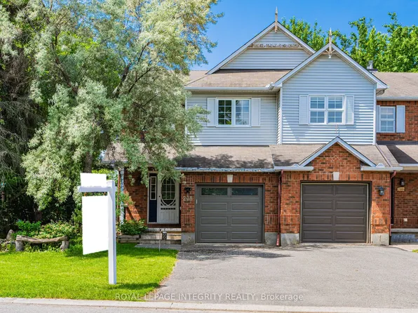 208 Blackdome Cres, Ottawa, ON K2T 1A6