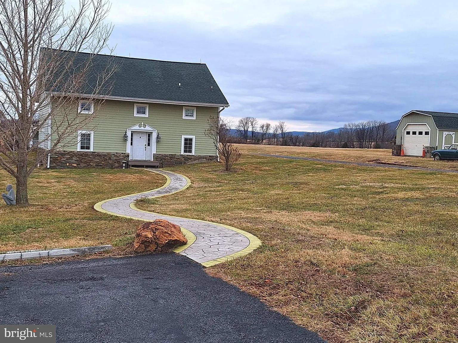 2 bed, 1.5 bath, 2200 sqft, $3,000 — Photo 1