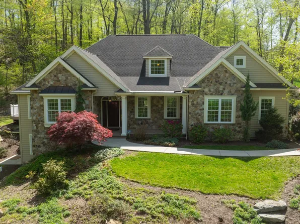 1 Stone Pond Ln, Wernersville, PA 19565