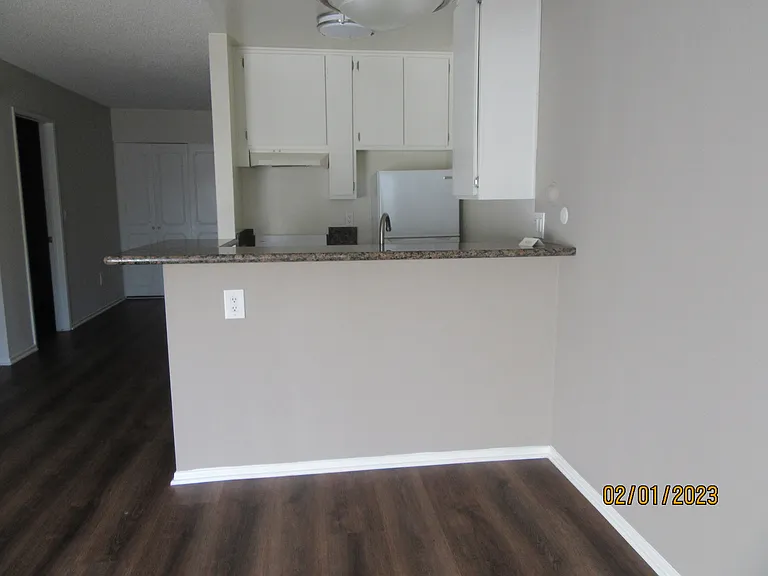 Versailles on the Lake Apartments — Photo 72