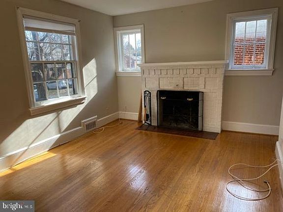 3rd image of 142 N Oakland St