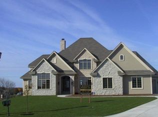578 Southern Oak Cir, Hartland, WI 53029