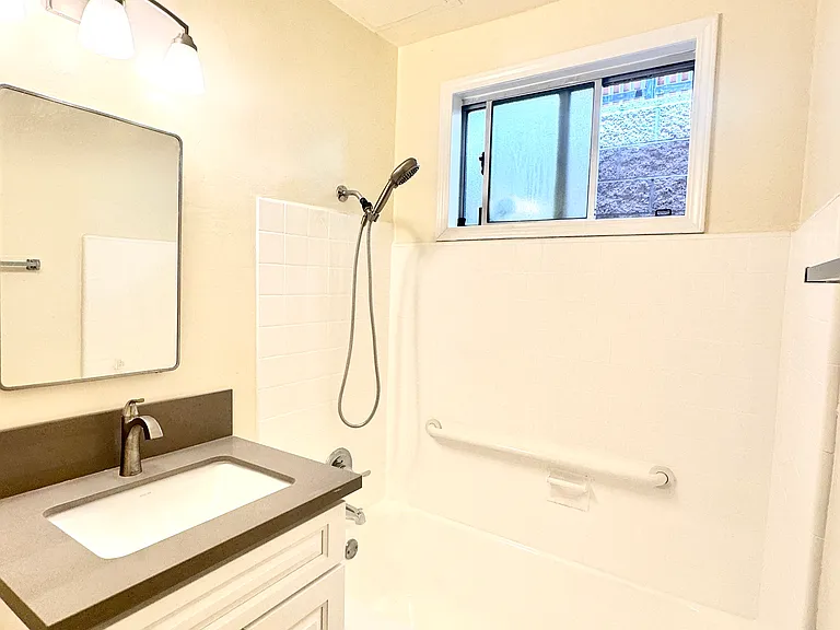 205 W Elk Ave #C — Photo 7