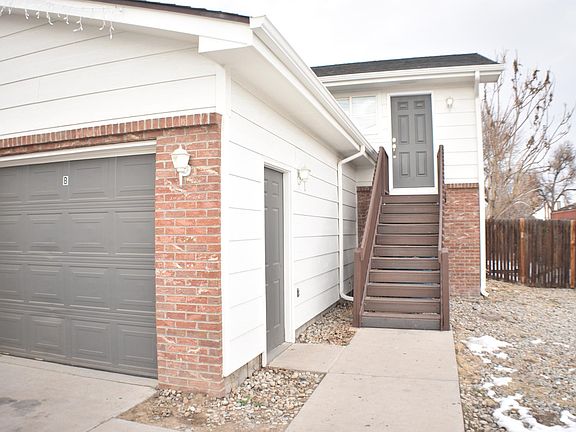 Front entrance 1 car garage (extra deep)