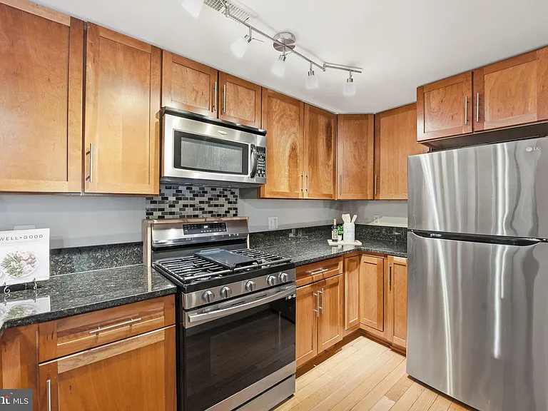 14 S St NE #201 — Photo 8