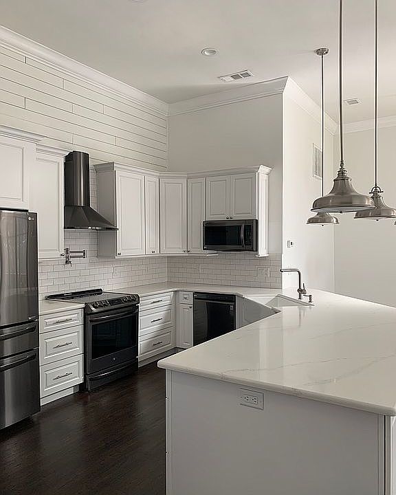 Kitchen w/under wine cooler