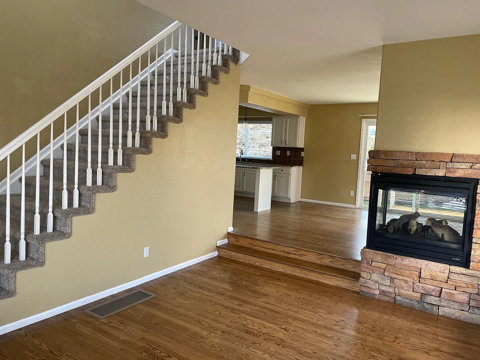 3 bed, 2079 sqft, $3,195 — Photo 3