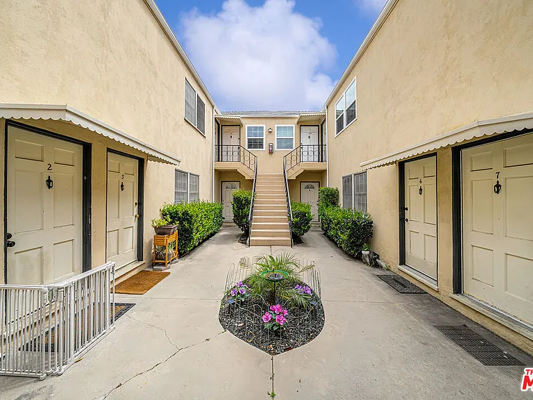 1238 S Beverly Glen Blvd #17 — Photo 2