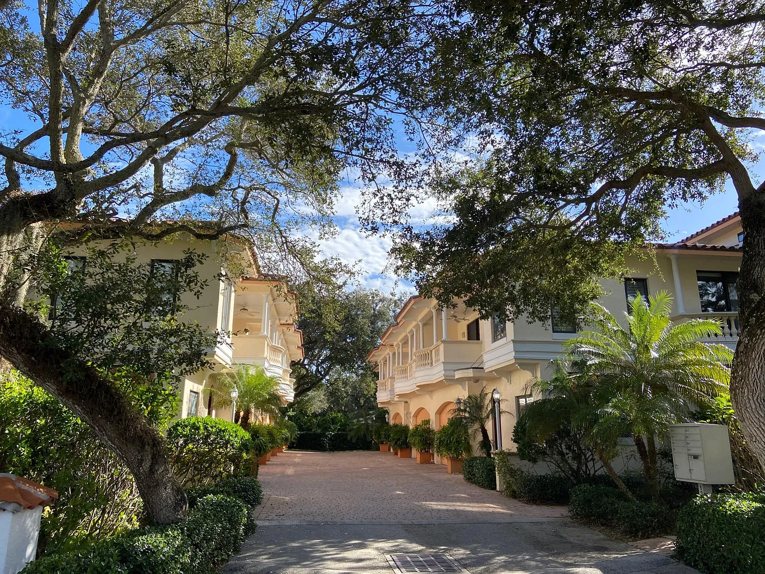 1626 Club Dr — Photo 2