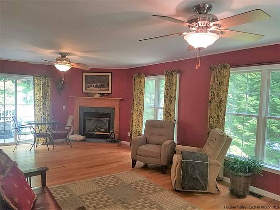 4th image of 87 Mary Ann Ave