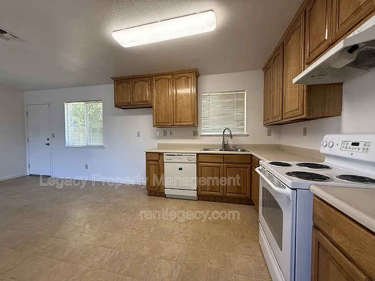 6635 Chandler Dr — Photo 4