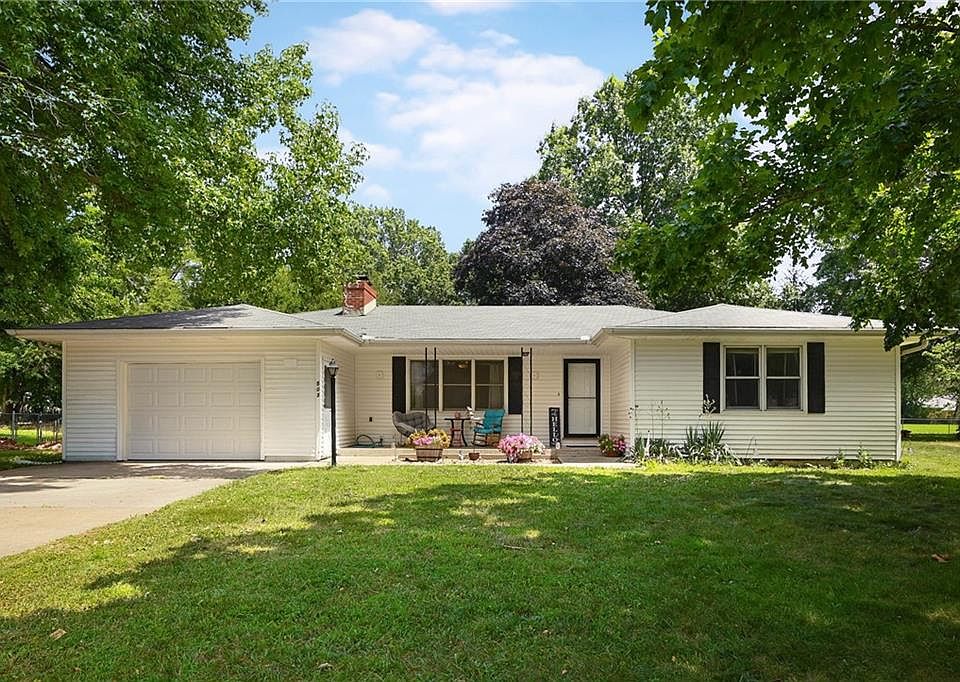 1st image of 503 SW Maple Ln