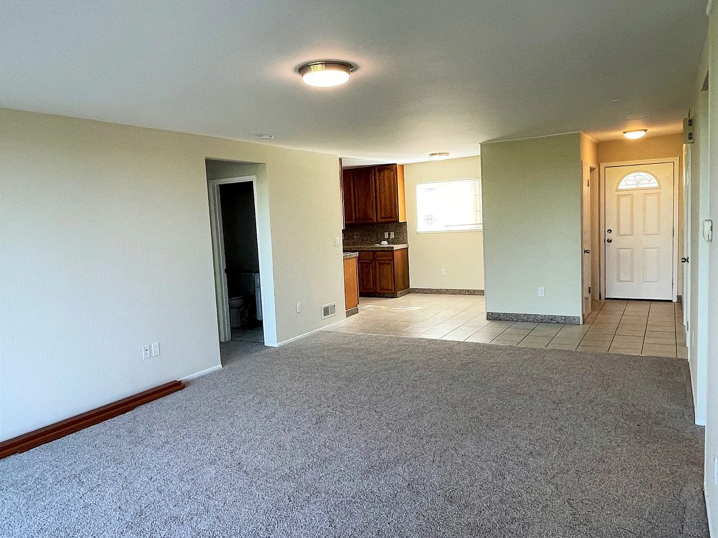 Beautiful 3 bedroom, 2 bathroom home in duplex with large deck for rent — Photo 3