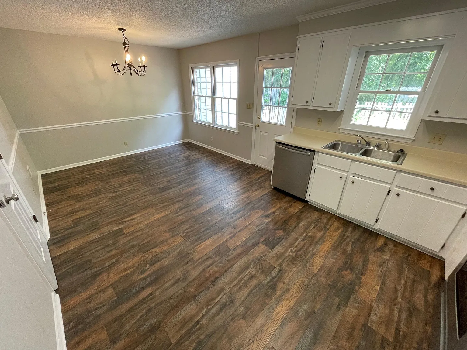 3 bed, 2.5 bath, 1320 sqft, $1,095 — Photo 2