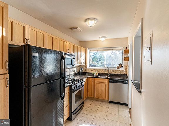 4th image of 10524 Weymouth St W #201