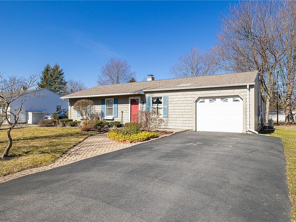 1st image of 32 Seneca Dr