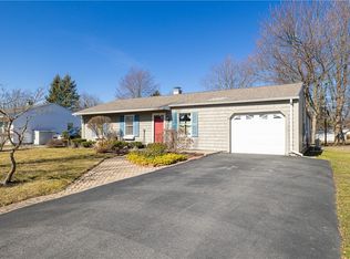 32 Seneca Dr, Canandaigua, NY 14424