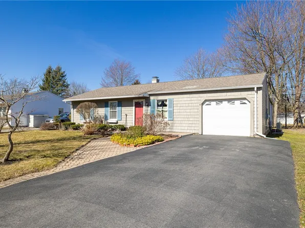 32 Seneca Dr, Canandaigua, NY 14424