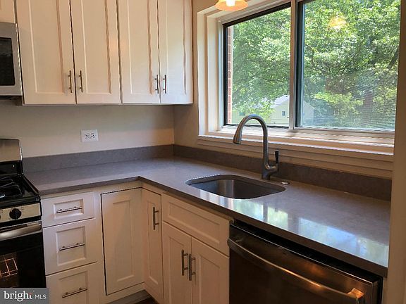 5th image of 10638 Weymouth St #W201