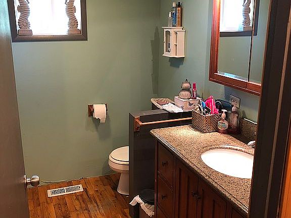 Guest bath w/granite 