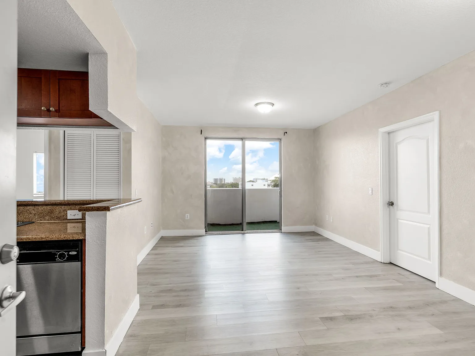 2 bed, 984 sqft, $2,800 — Photo 1