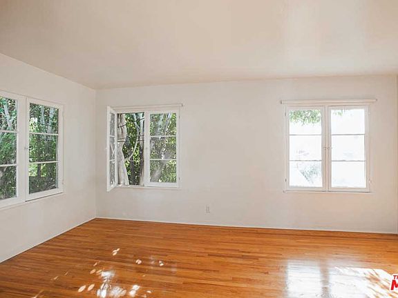 4th image of 815 Crestmoore Pl
