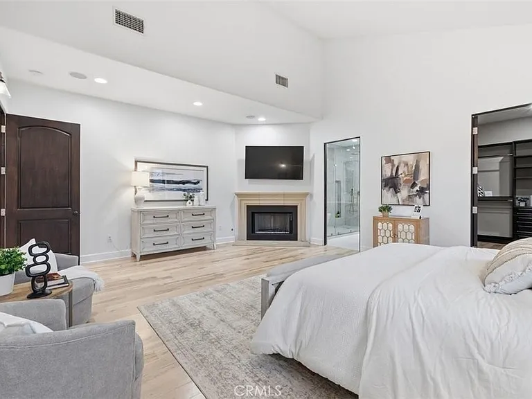 22953 Oxnard St — Photo 7