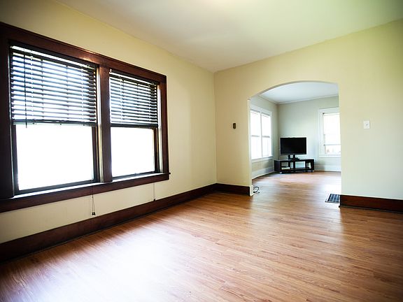 4th image of 323 W 6th St