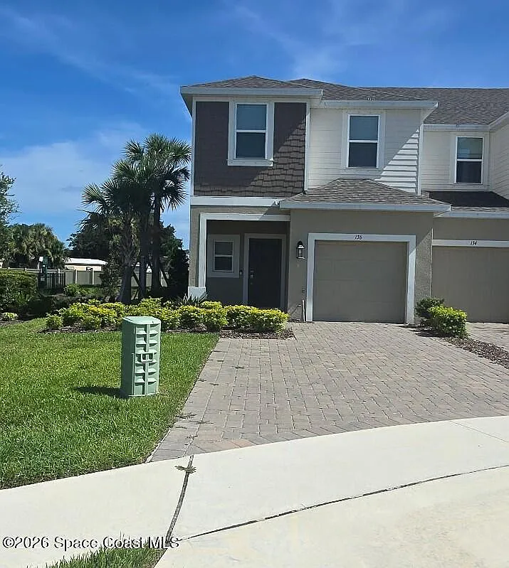 3 bed, 2.5 bath, 1707 sqft, $2,300 — Photo 1