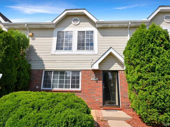 29772 Beverly Ln, Chesterfield, MI 48047
