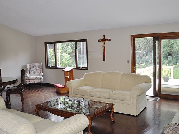 5th image of 636 N Carlyle Ln