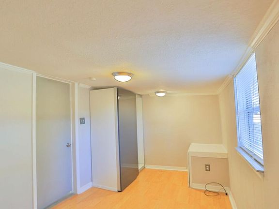 5th image of 708 E Crenshaw St #1/2