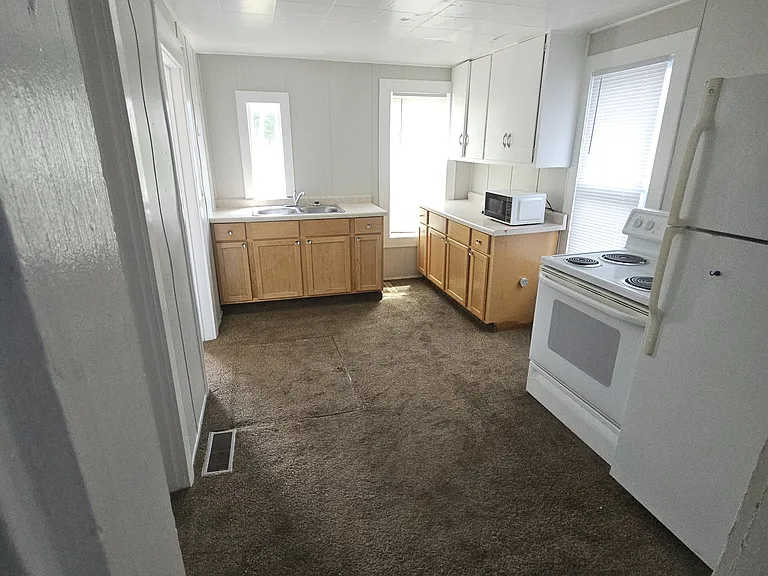 1427 Lincoln St — Photo 9