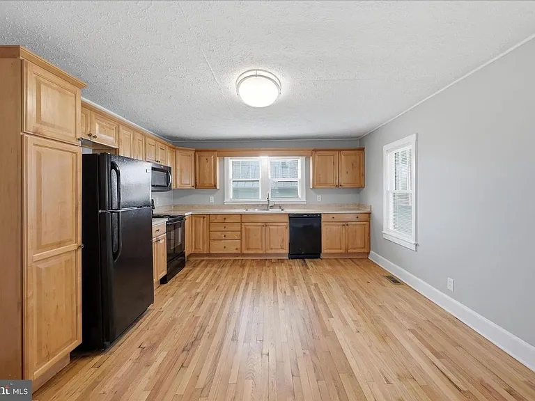 155 Royal Ave — Photo 2