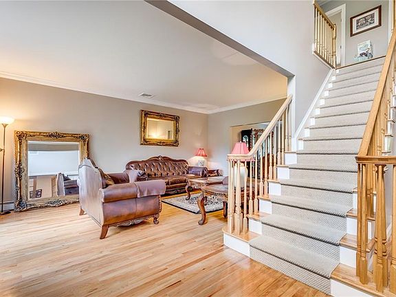 2nd image of 32 Greenwich Ave #0