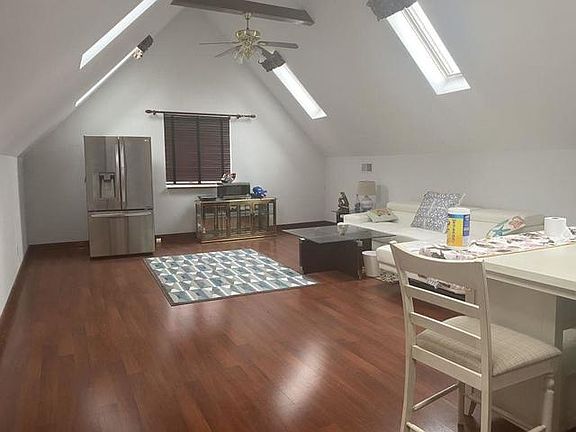 5th image of 3612 S Wood St #3