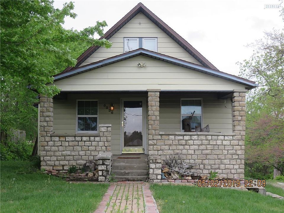 Front of Home w/ large concrete Porch