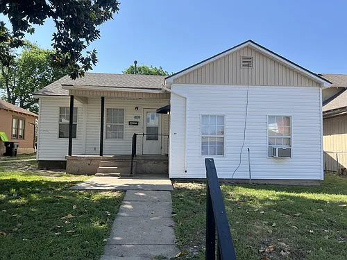 809 E Main St Photo 1