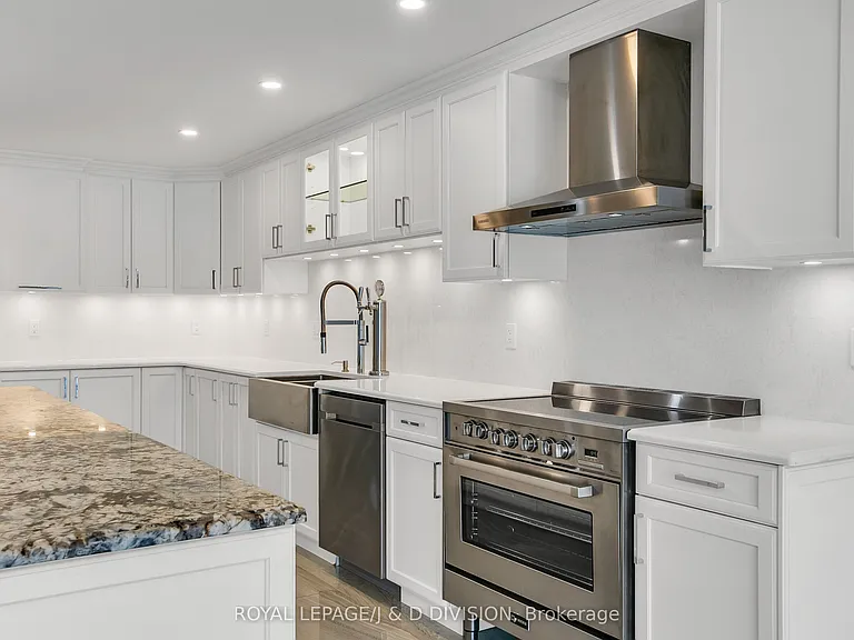 25 George St S #405 — Photo 16