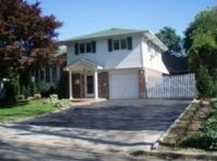 23 Shelbourne Ln, Commack, NY 11725