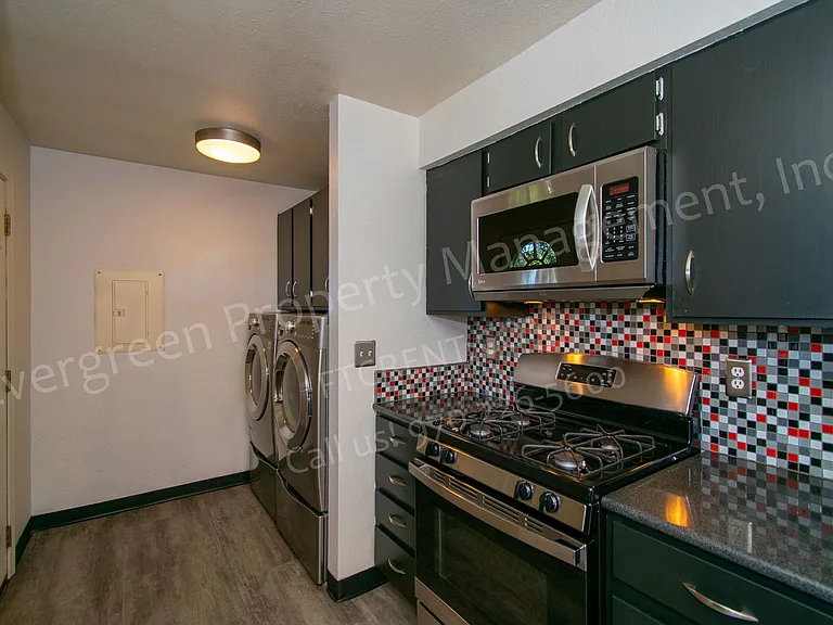 121 Buckingham St — Photo 9