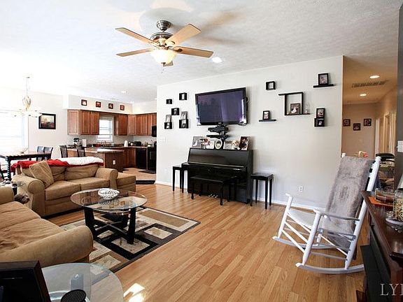 3rd image of 616 Bonair Cir
