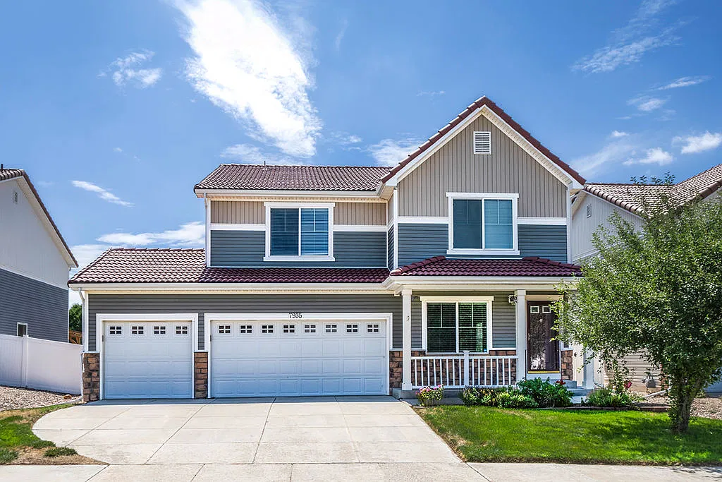 3 bed, 2.5 bath, 2524 sqft, $2,323 — Photo 2