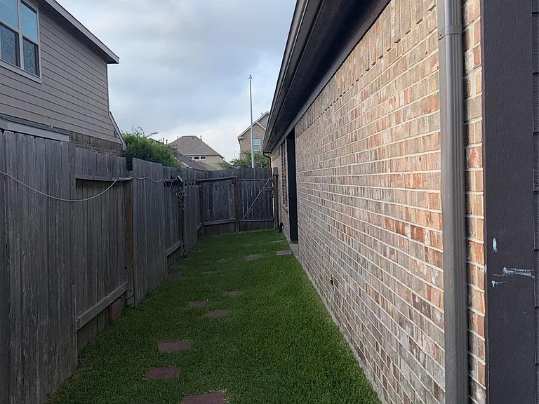 2227 Sanders Brook Dr — Photo 11