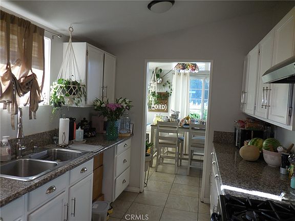 5th image of 2412 W Sycamore Ave
