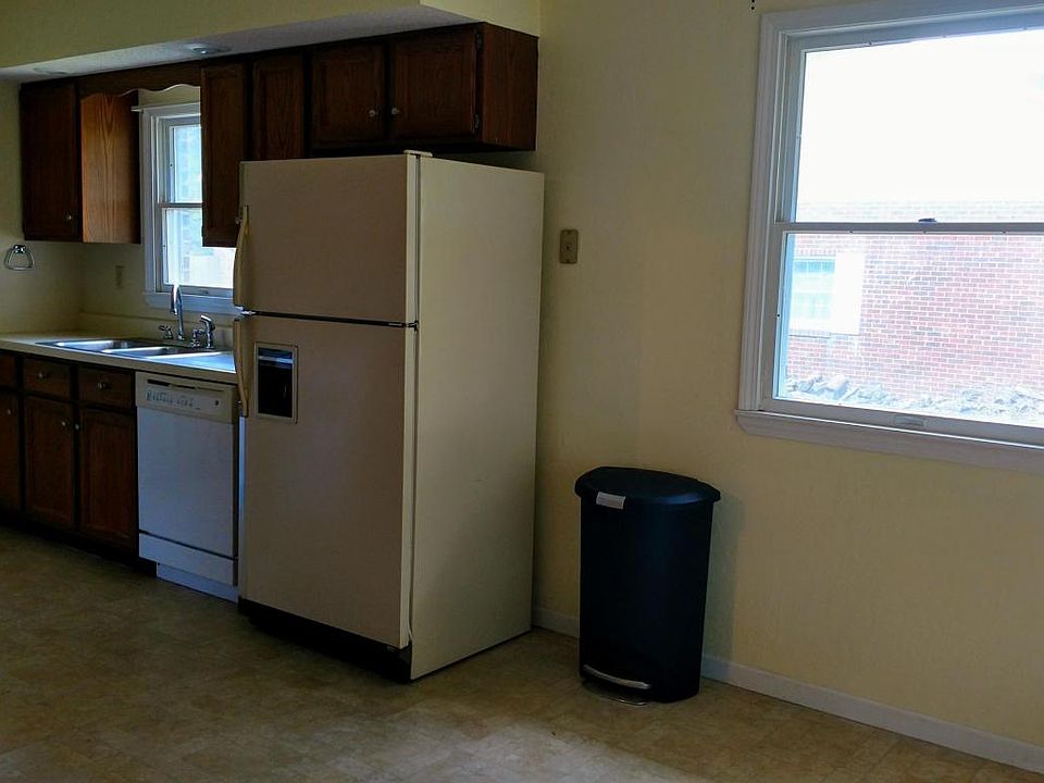 2nd image of 1817 S Hedgewood Dr