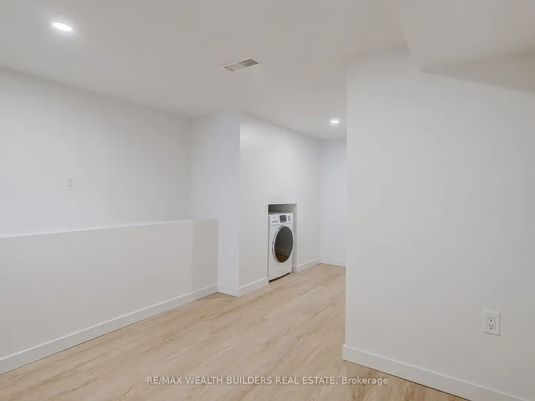 2443 Dundas St W — Photo 14