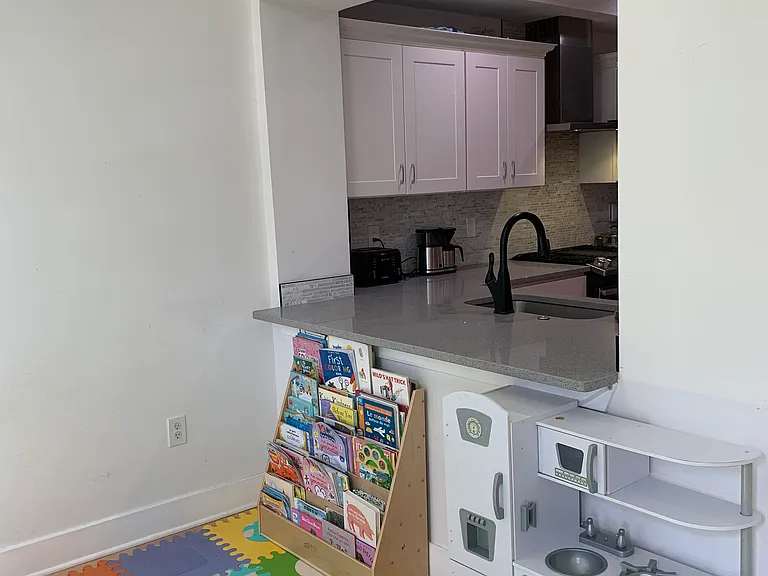 716 Kenyon St NW — Photo 10