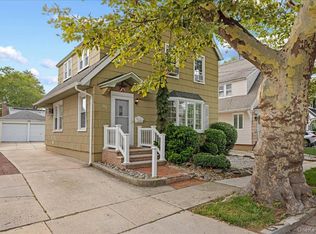 96 Capitol Ave, Williston Park, NY 11596
