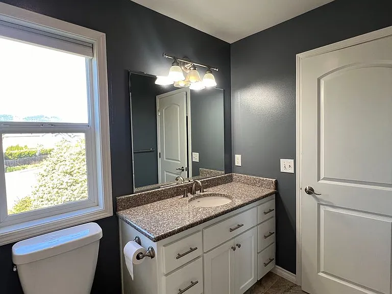 1592 Kingston Way — Photo 34